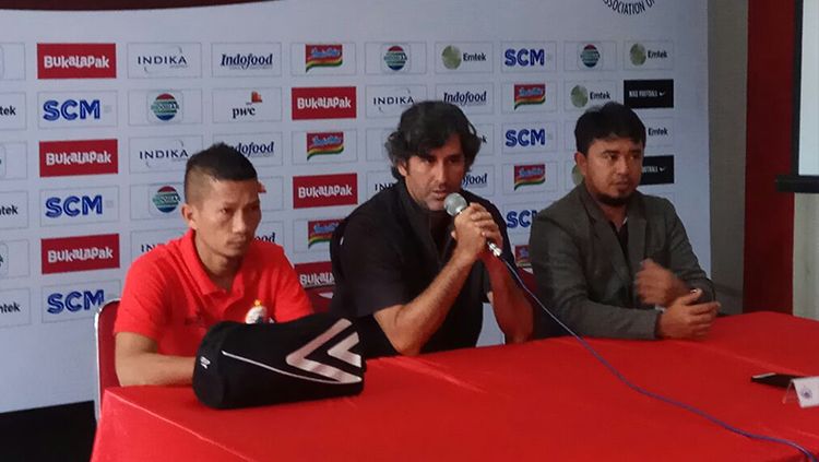 Ismed Sofyan dan Stefano Cugurra Teco saat menghadiri pre-match press conference Copyright: © Media Persija