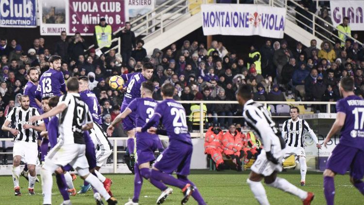 Kemelut di depan gawang Fiorentina kala melawan Juventus. Copyright: © Getty Images