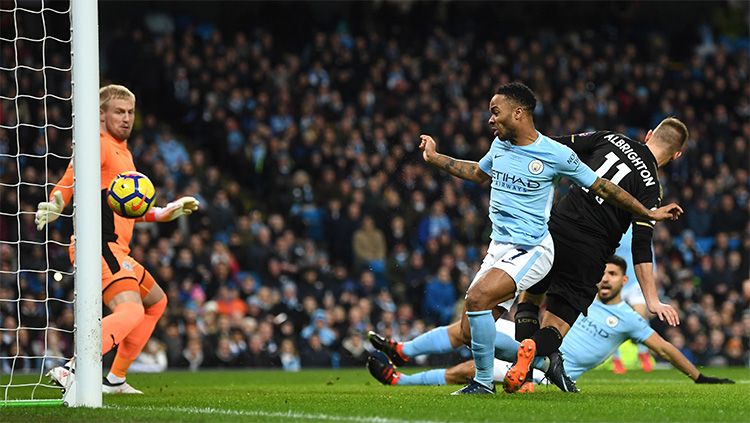 Raheem Sterling saat mencetak gol. Copyright: © Getty Images