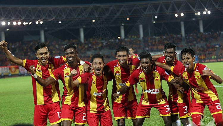 Gelandang Selangor FA, Evan Dimas Darmono (tiga dari kiri). Copyright: © Ofisial Selangor FA