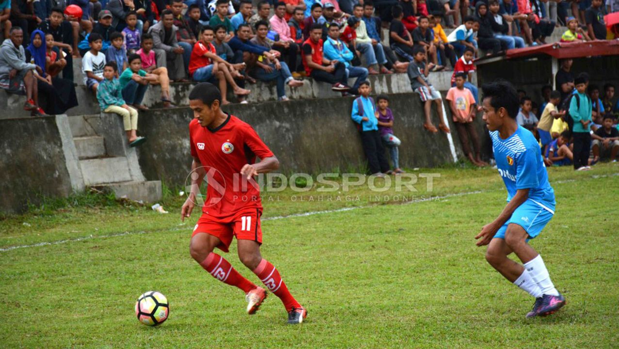 Hengki Ardiles sedang menguasai bola Copyright: © Taufik Hidayat/Indosport.com