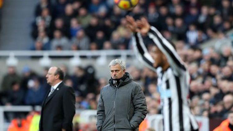 Jose Mourinho dan Rafael Benitez di pinggir lapangan Copyright: © AFP