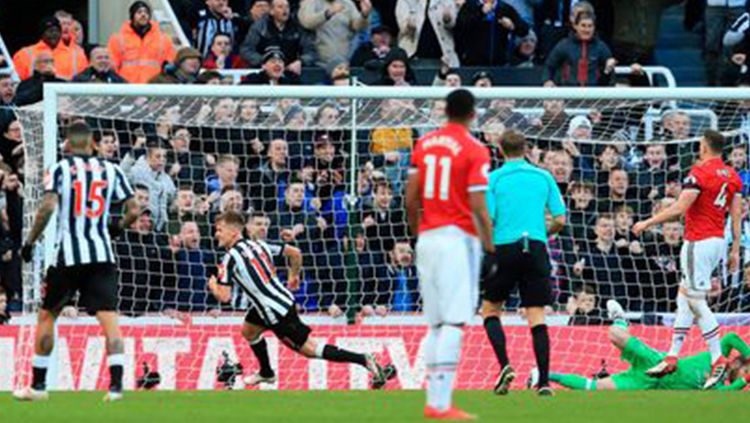 Newcastle United mengalahkan Manchester United dengan skor 1-0. Copyright: © Getty Images