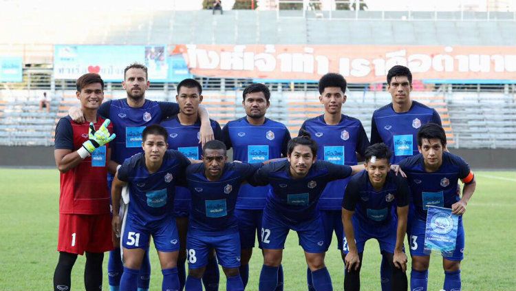 Terens Puhiri dan skuat Port FC. Copyright: © Ofisial PTT Rayong