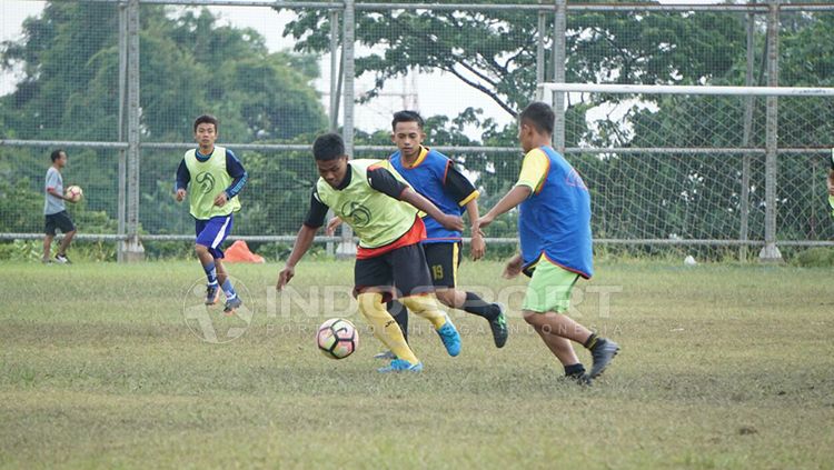 Pemain Seleksi Persegres Bakal Hadapi Pesaing Pemain Liga 1 dan Liga 2. Copyright: © Fitra Herdian/INDOSPORT