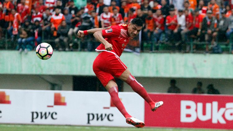 Jeimerson Da Silva berusaha menundul bola di udara. Copyright: © Media Persija