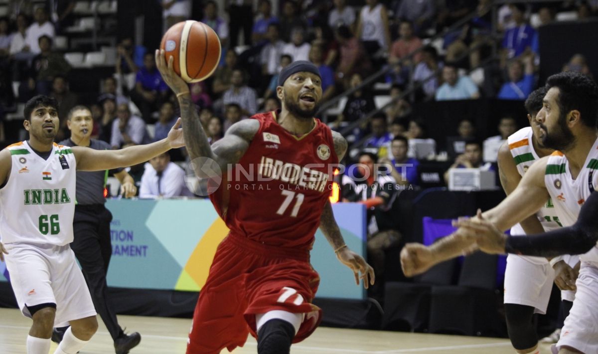 MVP IBL 2017/2018, Jamarr Andre Johnson menatap piala sebelum prosesi penyerahan gelar juara. Copyright: Â© Herry Ibrahim/INDOSPORT