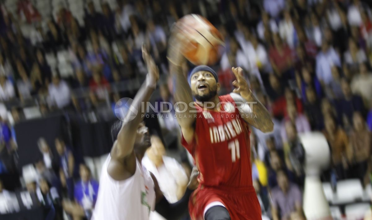 Jamarr Johnson one on one dengan pemain lawan. Copyright: © Herry Ibrahim/INDOSPORT