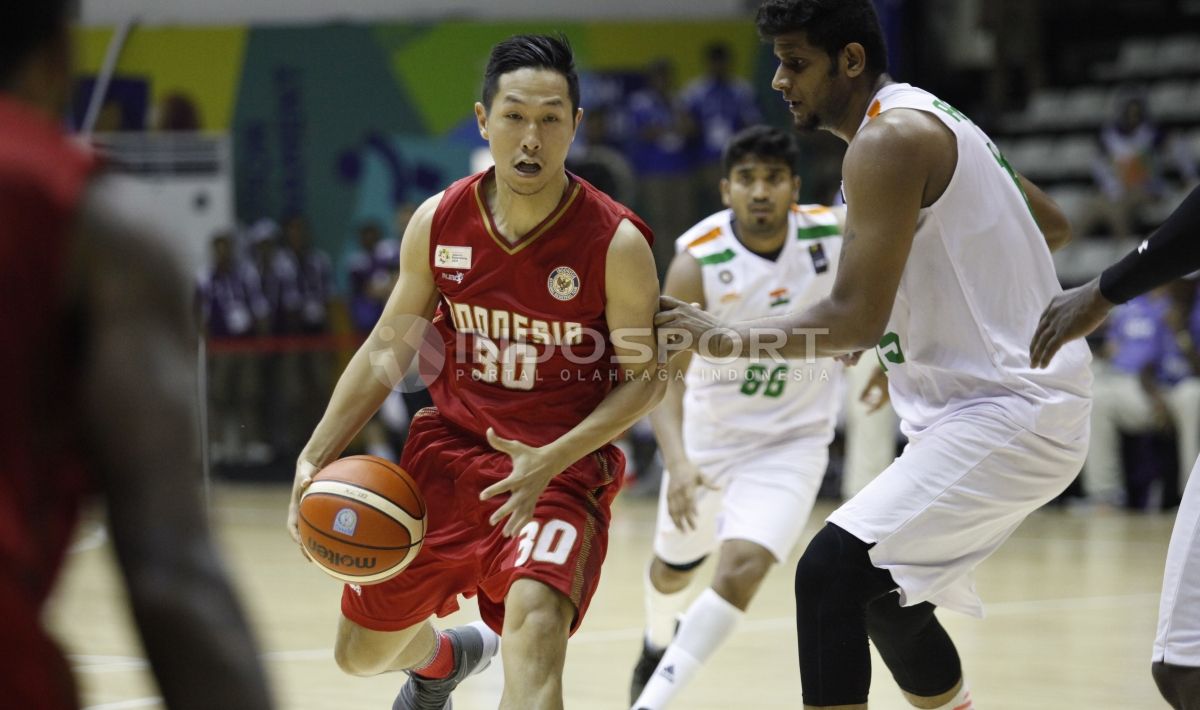 Xaverius Prawiro menusuk ke front court. Copyright: © Herry Ibrahim/INDOSPORT