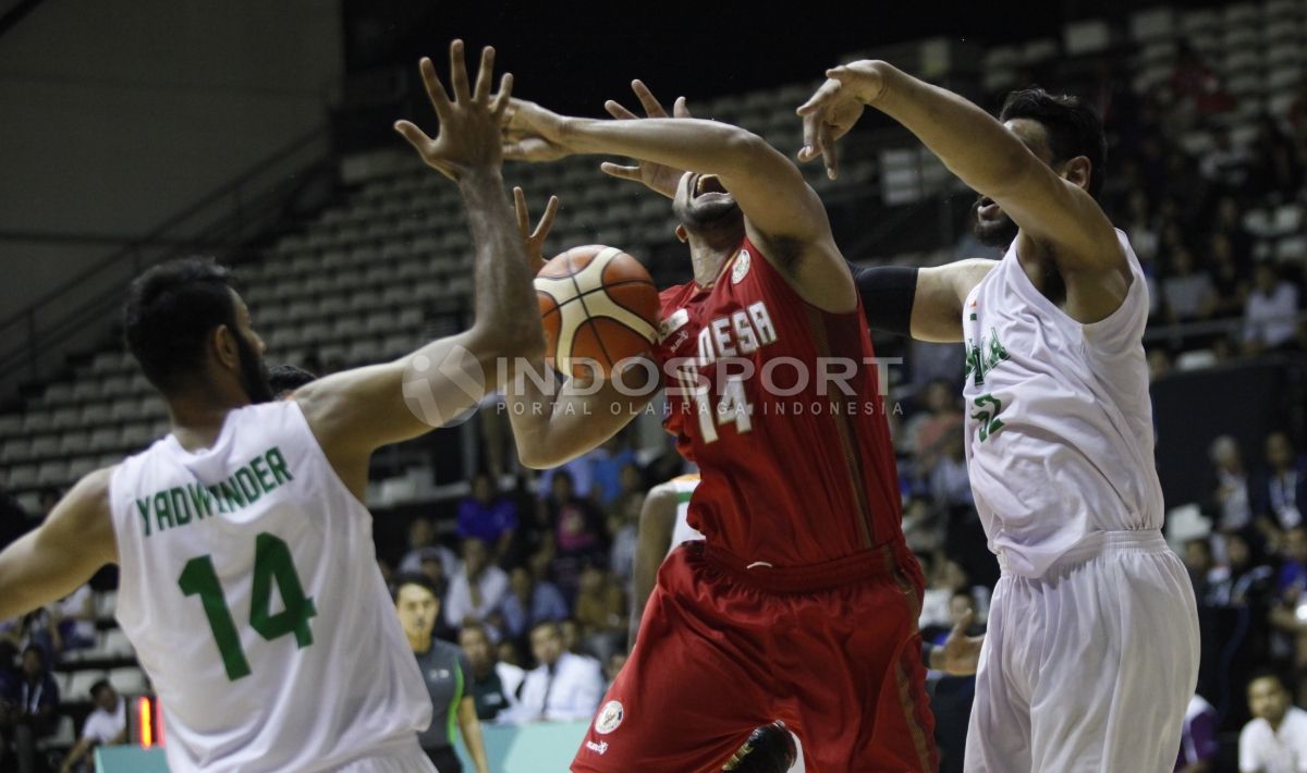 Jamarr Johnson mendapat double team dari lawan. Copyright: © Herry Ibrahim/INDOSPORT