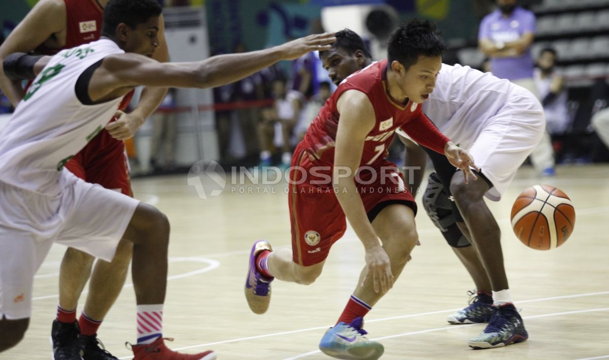 Andakara Prastawa berhasil menerobos defense India. Copyright: © Herry Ibrahim/INDOSPORT