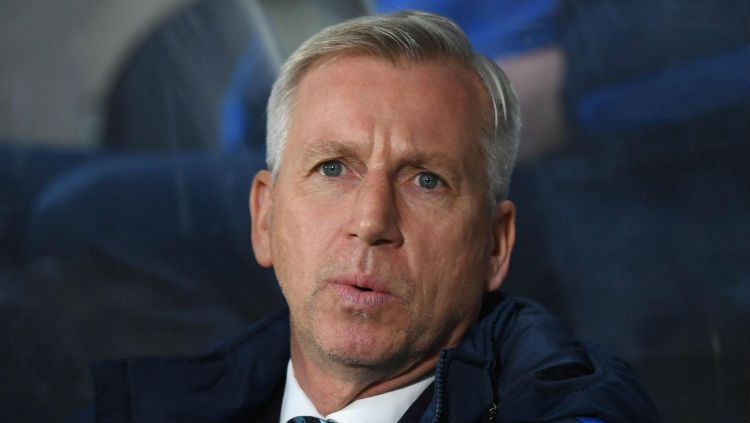 Alan Pardew pernah melakukan selebrasi aneh di laga antara Crystal Palace vs Manchester United. Copyright: © standard.co.uk