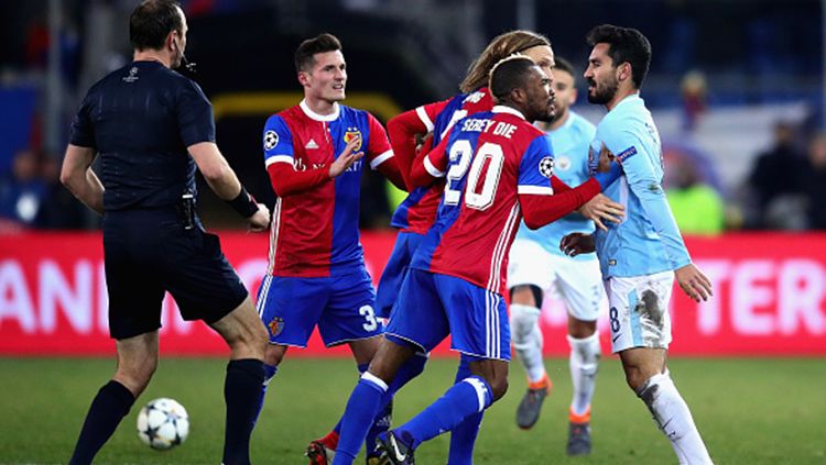 Ilkay Gundogan tengah adu mulut dengan Geoffrey Serey Die. Copyright: © Getty Images