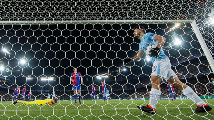 Sergio Aguero mengambil bola di dalam gawang Basel usai cetak gol. Copyright: © Getty Images