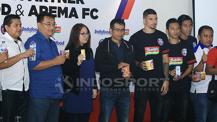 Arema FC jalin kerjasama dengan produk makanan mie instan. Copyright: © Ian Setiawan/INDOSPORT