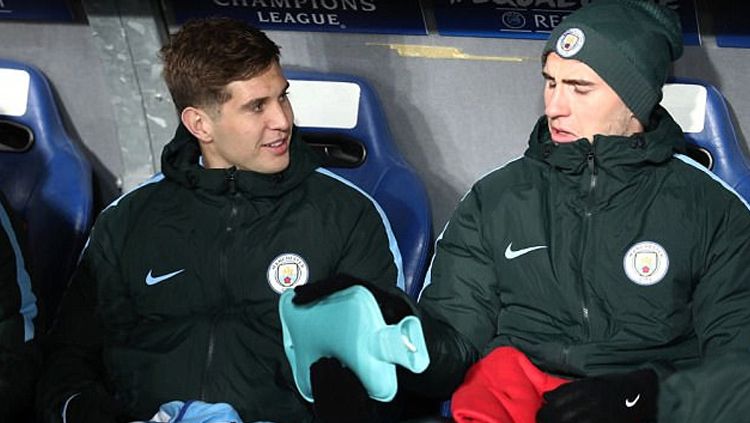 Bek tengah Manchester City, John Stones (kiri), dilaporkan sudah kembali berlatih setelah menepi selama empat pekan akibat cedera otot. Copyright: © Getty Images