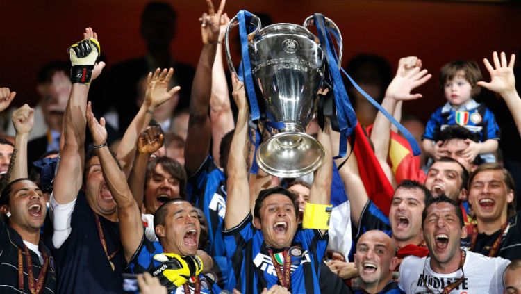 Inter Milan merayakan trofi Liga Champions untuk melengkapi treble di musim 2009/10 Copyright: © Getty Images