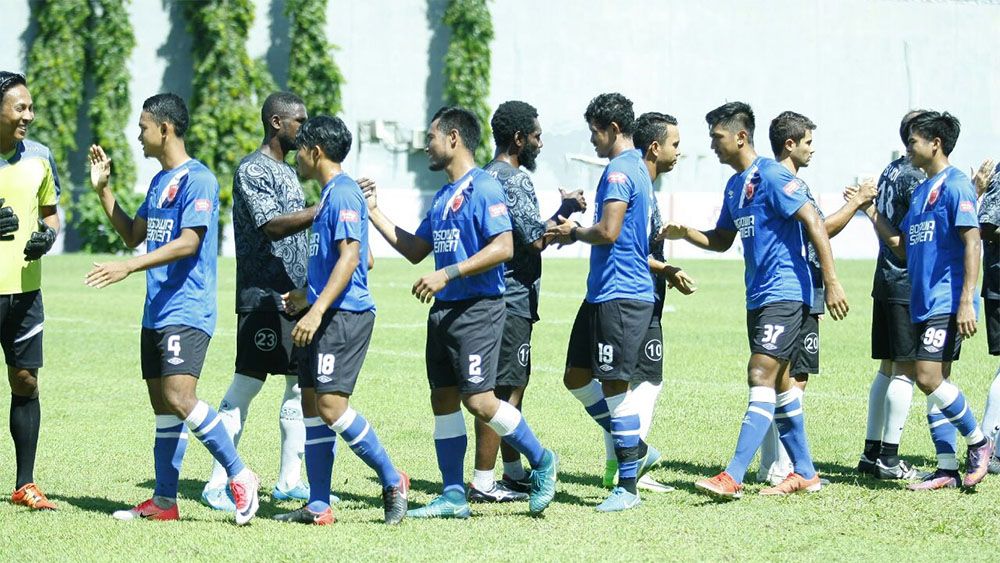 Uji coba PSM Makassar melawan Bali All Star (Hitam corak putih) & Pespa FC (Hitam corak hijau) di Lapangan Seminyak, Bali (14/2/18). Copyright: © PSM Makassar