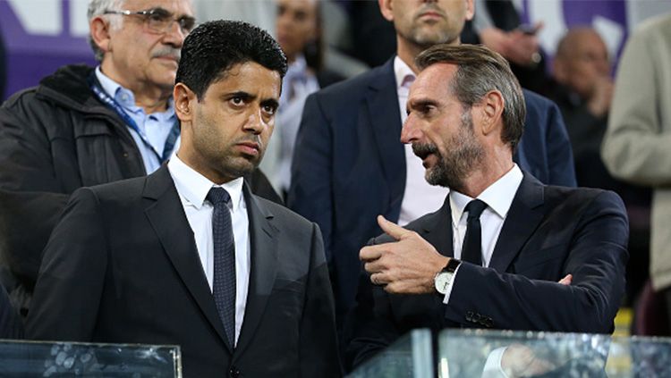 Pemilik Paris Saint-Germain, Nasser Al Khelaifi, memberi jawaban tak terduga terkait rumor dirinya membantu Sheikh Jassim mengakuisisi Manchester United. Copyright: © Getty Images