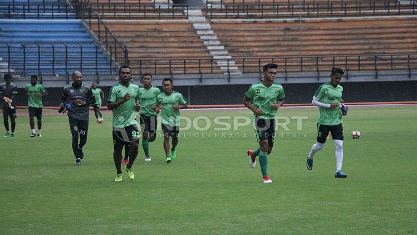 Skuat Persebaya saat latihan. Copyright: © Fitra Herdian/Indosport.com