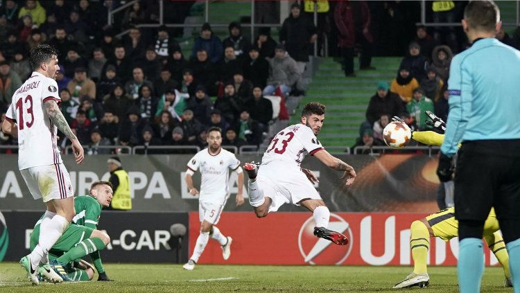 Sundulan Patrick Cutrone membuahkan gol saat melawan Ludogorets di babak 32 Besar Liga Europa. Copyright: © AC Milan