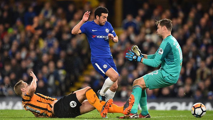 Pedro berada dalam himpitan dua pemain Hull City dalam laga FA Cup. Copyright: © Chelsea FC