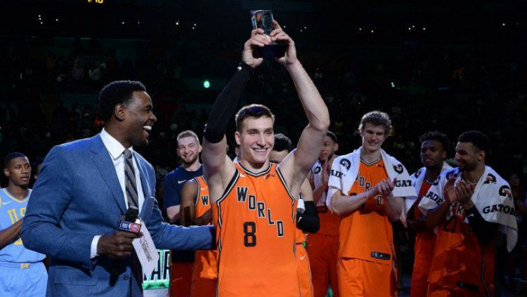 Bogdan Bogdanovic mengangkat trofi MVP Copyright: © Getty Images