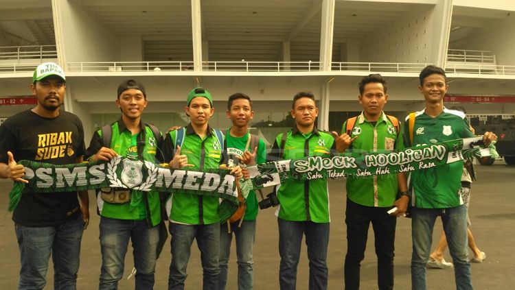 Suporter PSMS Medan tiba di STadion GBK. Copyright: © Petrus Manus Da'Yerimon/INDOSPORT