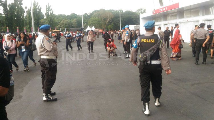 Beberapa Jakmania berhasil diamankan pihak polisi. Copyright: © Zaenal Hasan/INDOSPORT