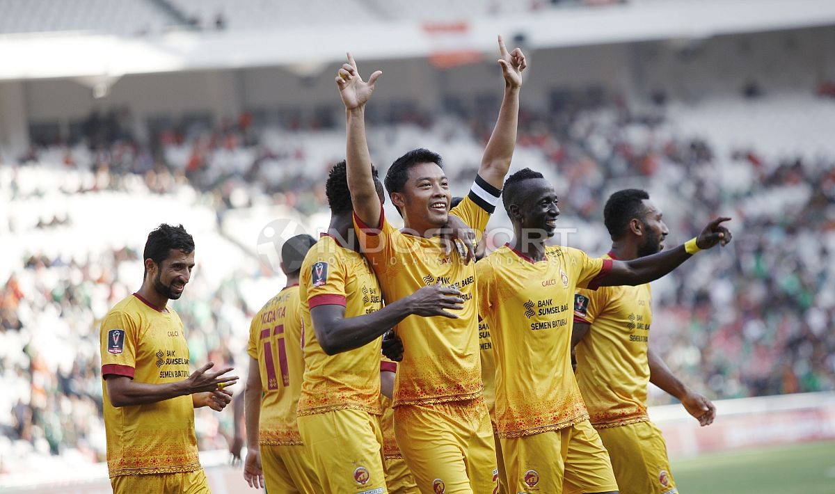 Selebrasi Hamkah Hamzah usai mencetak gol kedua untuk Sriwijaya FC. Copyright: © Harry Ibrahim/INDOSPORT