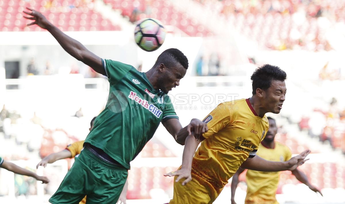 Duel udara antara Hamkah Hamzah dengan bek PSMS Medan, Reinaldo Rodrigues. Duel ini awal tercipta gol kedua untuk Sriwijaya FC. Herry Ibrahim Copyright: © Harry Ibrahim/INDOSPORT