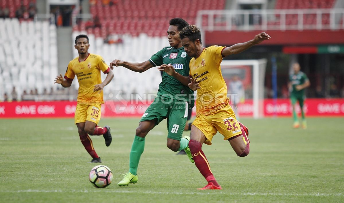 Duel antara Frets Listanto dengan Alfin Tuasalamony. Harry Ibrahim Copyright: © Harry Ibrahim/INDOSPORT