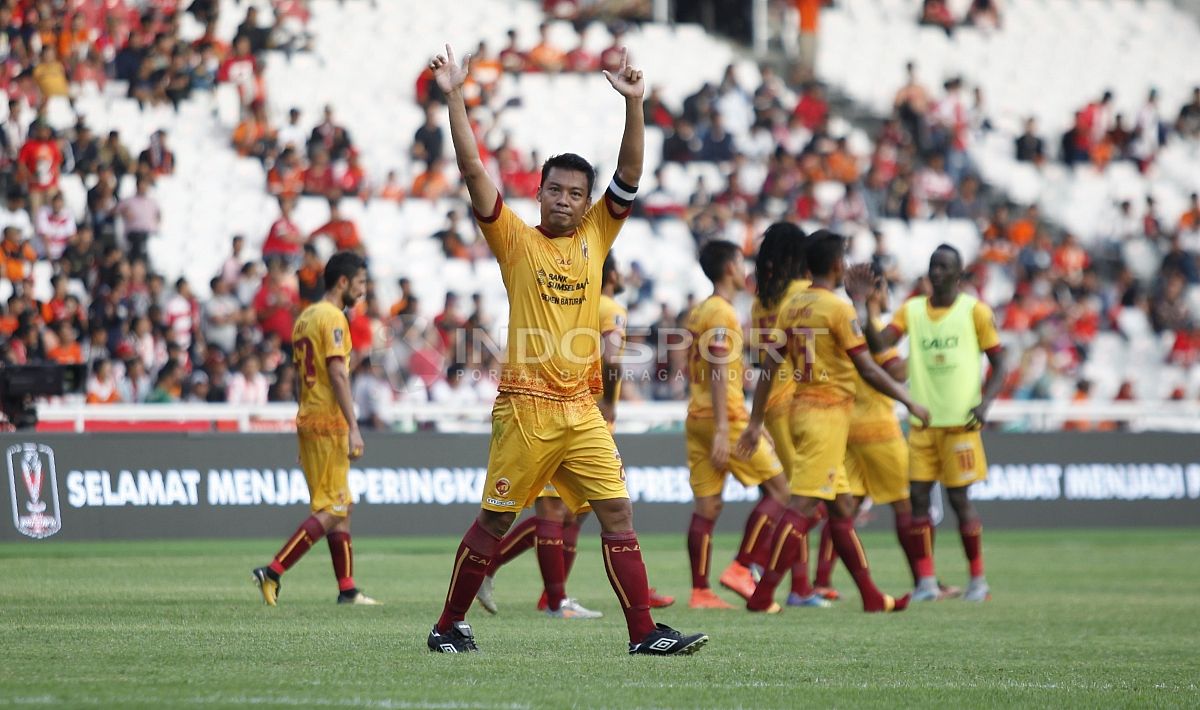 Salam jempol telunjuk Hamkah Hamzah untuk para Jakmania usai laga. Harry Ibrahim Copyright: © Harry Ibrahim/INDOSPORT