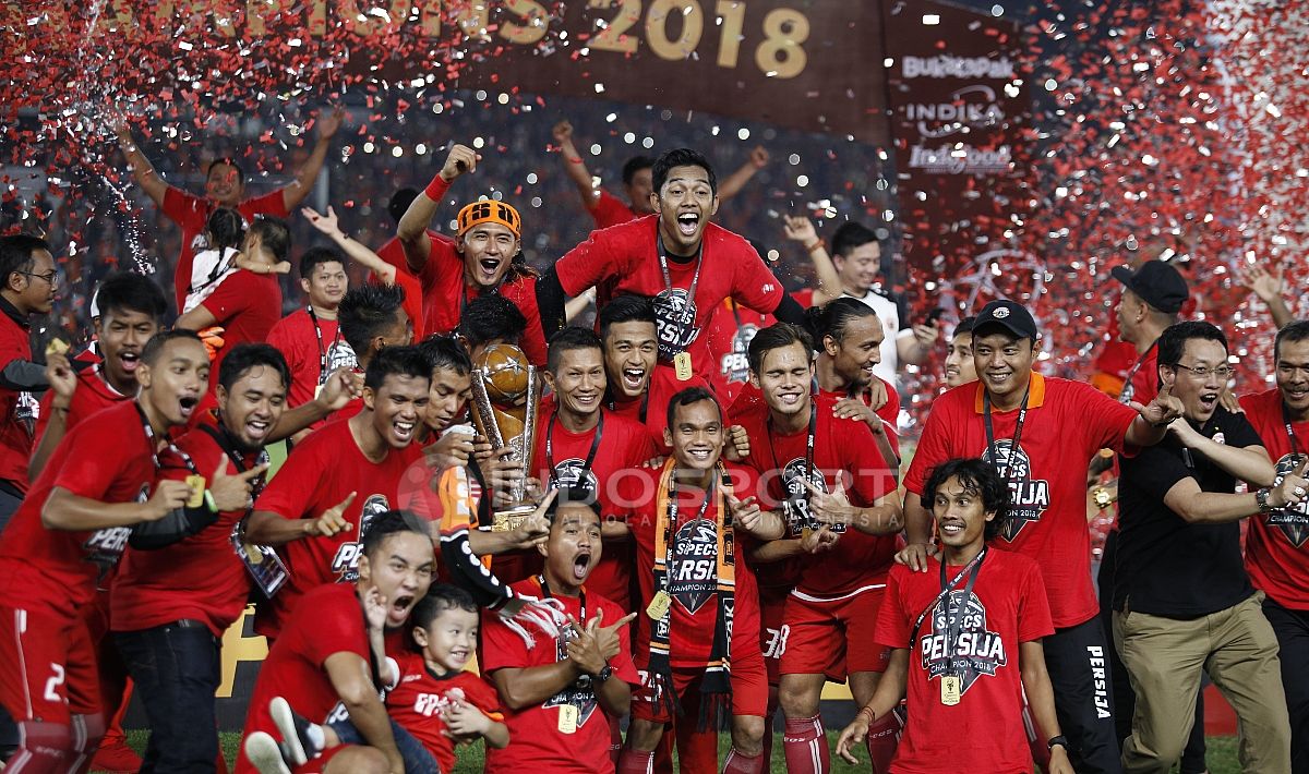 Skuat Persija Jakarta berpesta usai menerima trofi juara Piala Presiden 2018. Copyright: © Herry Ibrahim/INDOSPORT