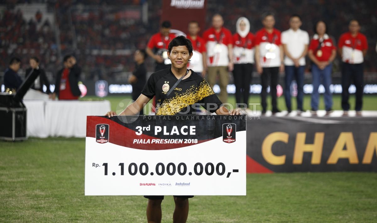 Adam Alis secara simbolis mewakili Sriwijaya FC menerima penghargaan juara ketiga. Copyright: © Herry Ibrahim/INDOSPORT