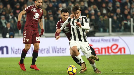 Dybala mendapat tekel keras dari belakang oleh pemain Torino Copyright: © Getty Images