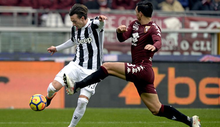 Federico Bernardeschi (kiri) dan Nicolas Burdisso sedang berbut bola di pertandingan derby Turin. Copyright: © Getty Images