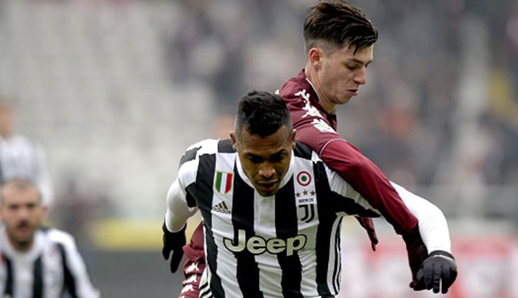 Alex Sandro (Juventus) di jaga ketat oleh pemain Torino. Copyright: © Getty Images