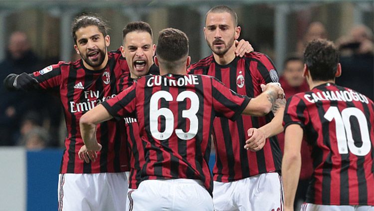 Bendera sebabkan babak kedua pertandingan AC Milan vs Sampdoria ditunda. Copyright: © Getty Images