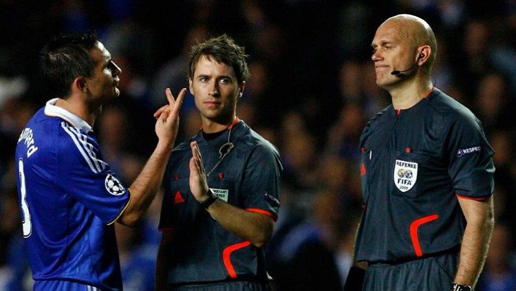 Henning Ovrebo ketika memimpin pertandingan leg kedua babak semifinal Liga Champions musim 2008/09 antara Chelsea melawan Barcelona. Copyright: © standard.co.uk