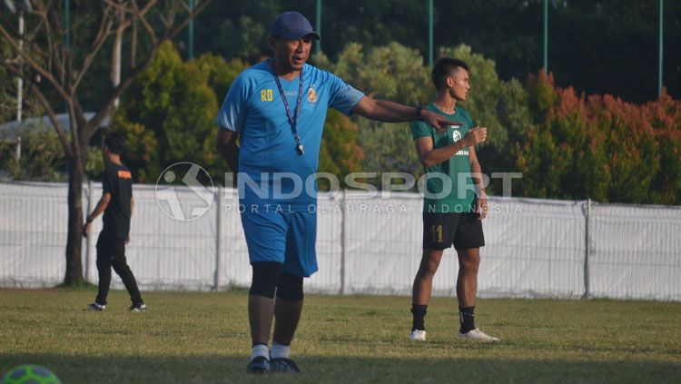 Rahmad Darmawan saat ditemui awak media usai latihan. Copyright: Â© Muhammad Effendi/INDOSPORT