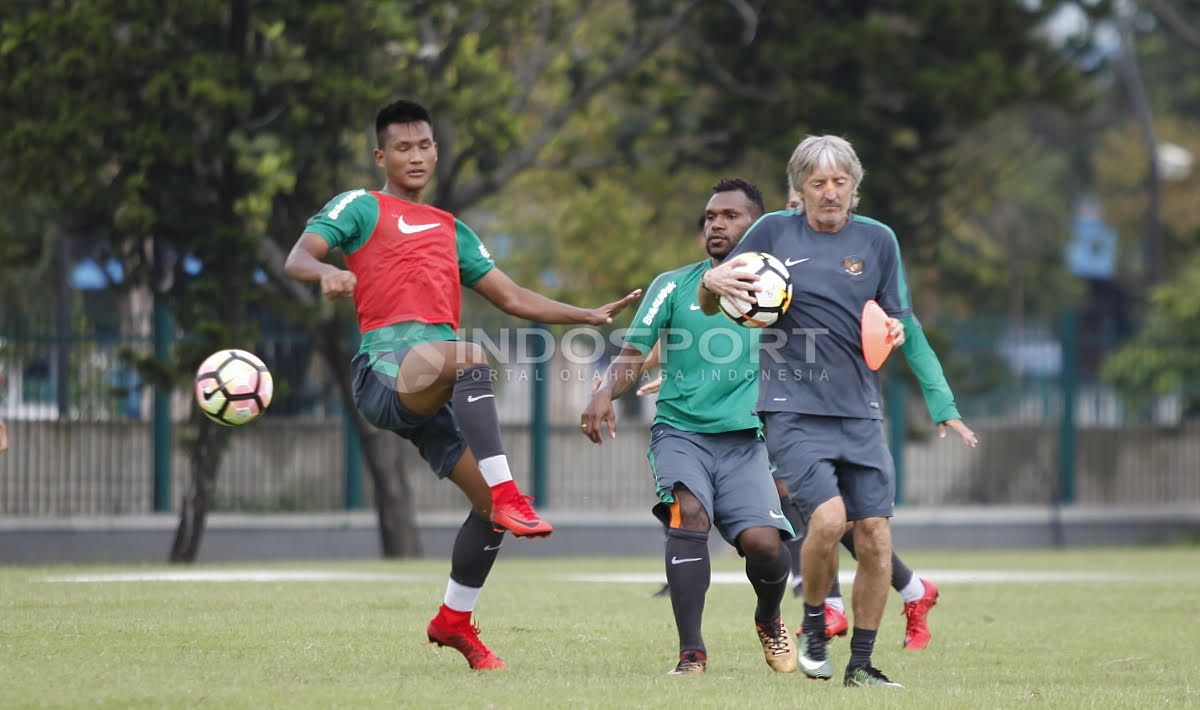 M Nur Hardianto (kiri) saat mengikuti TC Timnas U-23. Copyright: © Herry Ibrahim/Soicaumienbac.cc