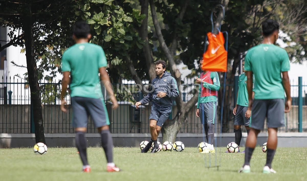 Luis Milla memberikan instruksi saat sesi latihan Timnas U-23 Copyright: © Herry Ibrahim/Indosport.com