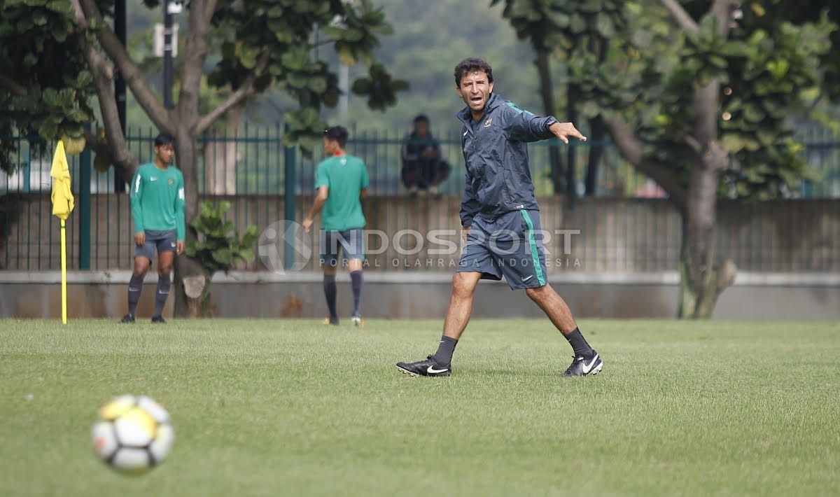 Luis Milla, pelatih Timnas U-23. Copyright: © Herry Ibrahim/Indosport.com