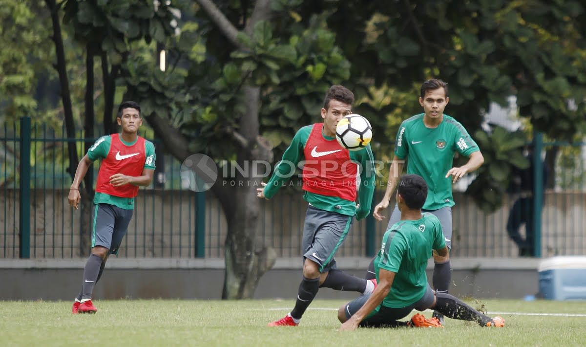 Suasana latihan Timnas Indonesia U-23 dan U-19. Copyright: © Herry Ibrahim/Indosport.com
