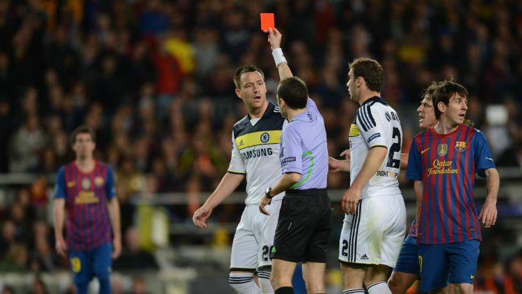 John Terry mendapatkan kartu merah dari Cakir. Copyright: © en.as.com