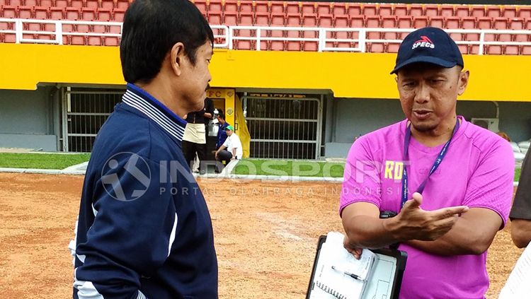 Pelatih Rahmad Darmawan dan Indra Sjafri saat bertemu di Stadion Jakabaring. Copyright: © Muhammad Effendi/INDOSPORT