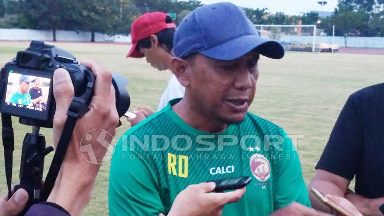 Rahmad Darmawan saat ditemui awak media usai latihan. Copyright: © Muhammad Effendi/INDOSPORT