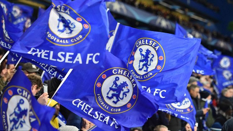 Bendera Chelsea dari suporter saat mendukung timnya di setiap pertandingan. Copyright: © Getty Images