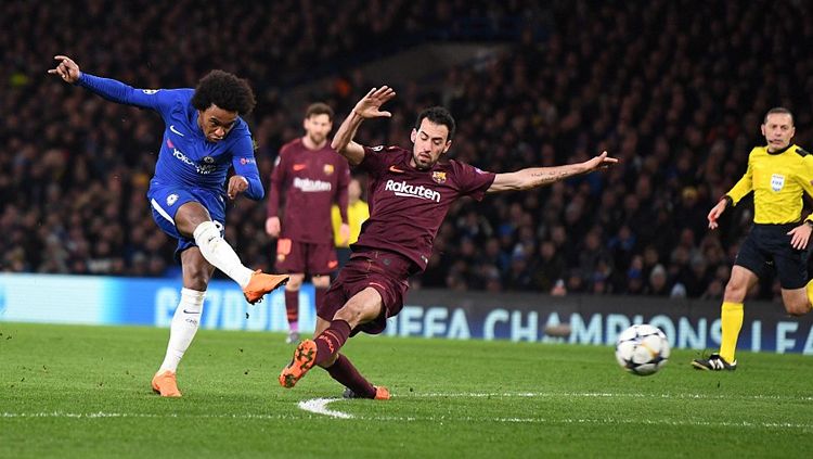 Sergio Busquets gagal menghalau tendangan Willian. Copyright: © Getty Images